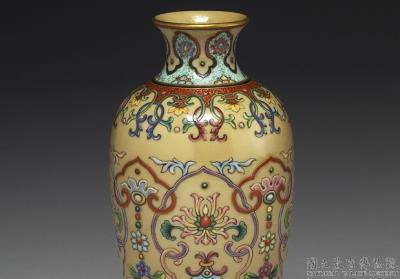 图片[2]-Kuan-yin vase in yang-ts’ai enamels with Indian lotus décor on cream-coloured glaze 1742 (Ch’ien-lung reign)-China Archive